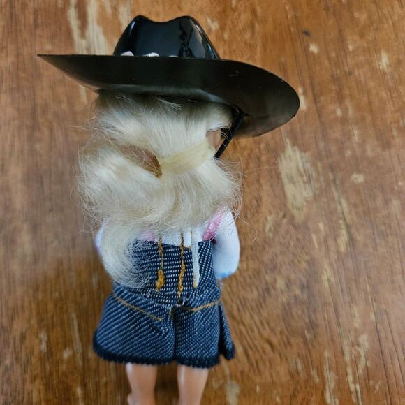 Small Cowgirl Barbie Chic Boutique 2006 - Picture 5 of 7